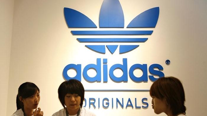 Adidas se díky růstu tržeb vrátil do zisku